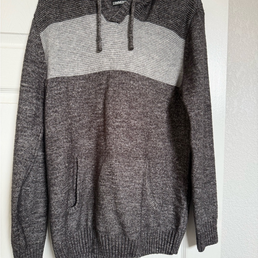 Large Men's V-Neck Gray Sweater